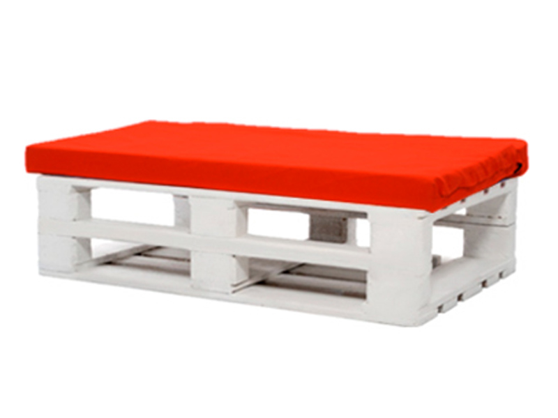 Банкетка из паллет белая с красной подушкой