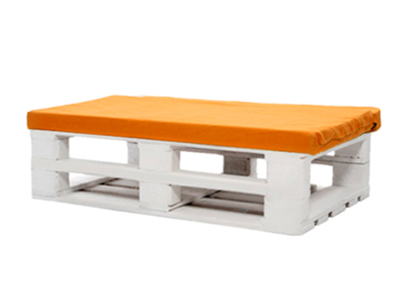 Банкетка из паллет белая с оранжевой подушкой