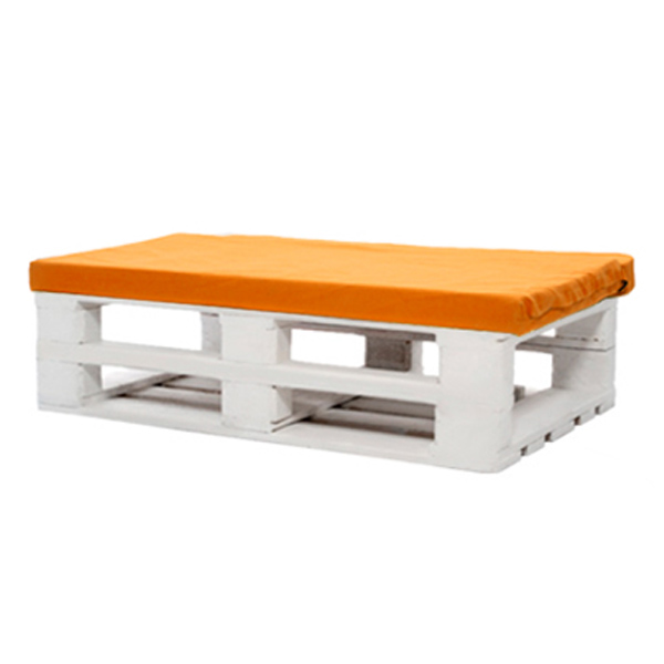 Банкетка из паллет белая с оранжевой подушкой