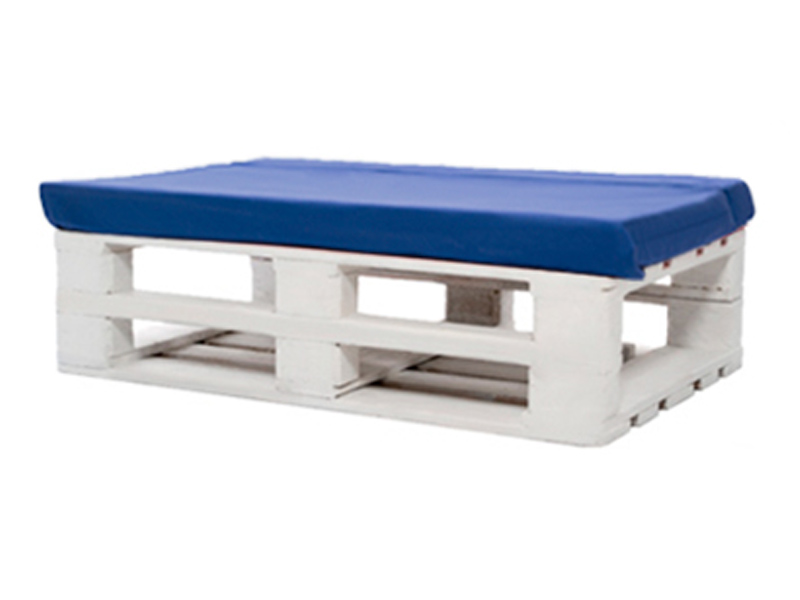 Банкетка из паллет белая с синей подушкой