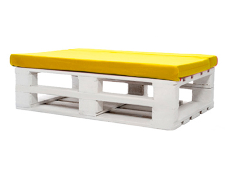 Банкетка из паллет белая с желтой подушкой