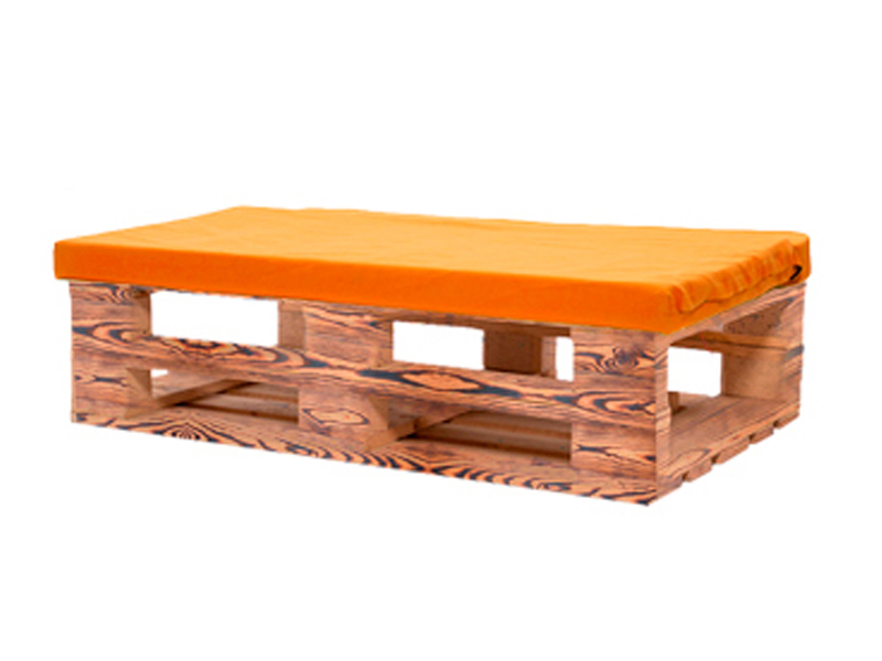 Банкетка из паллет обожжённая с оранжевой подушкой