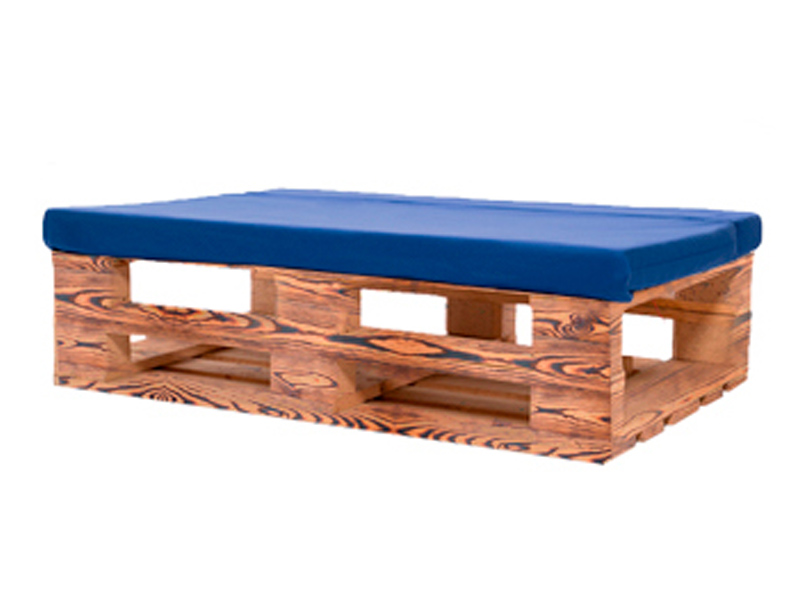 Банкетка из паллет обожжённая с синей подушкой