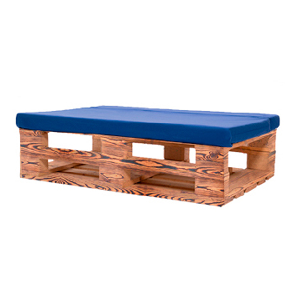 Банкетка из паллет обожжённая с синей подушкой