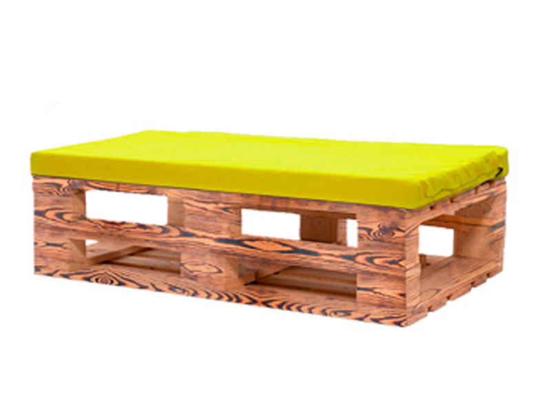 Банкетка из паллет обожжённая с желтой подушкой