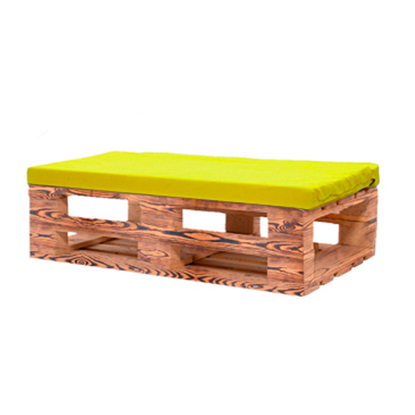 Банкетка из паллет обожжённая с желтой подушкой