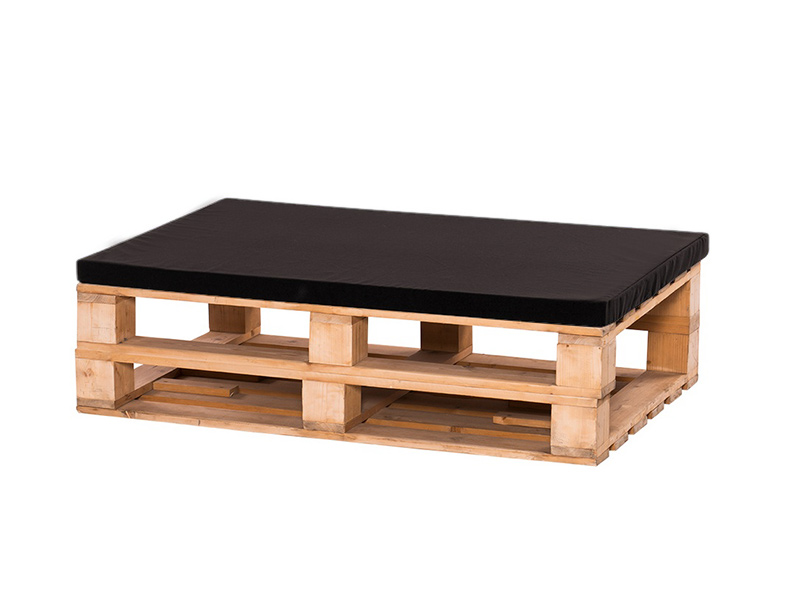 Банкетка из поддонов деревянная с черной подушкой