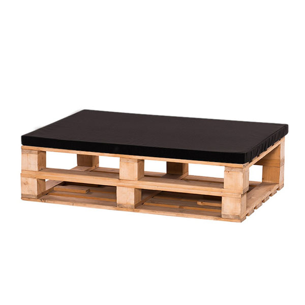 Банкетка из поддонов деревянная с черной подушкой