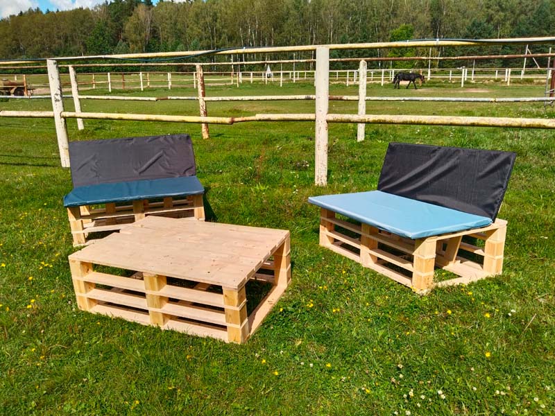 Банкетка из поддонов деревянная с черной подушкой