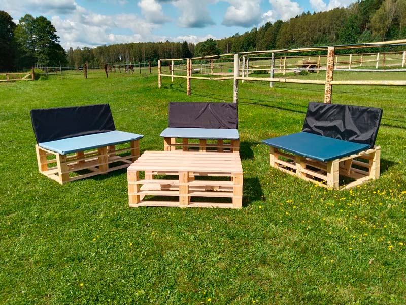 Банкетка из поддонов деревянная с черной подушкой