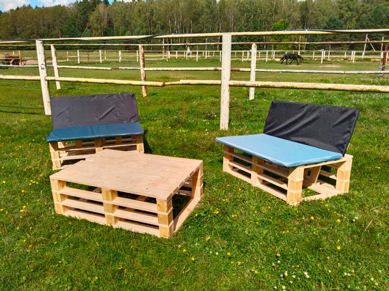 Банкетка из поддонов деревянная с черной подушкой