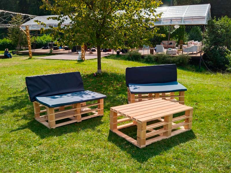 Банкетка из поддонов деревянная с черной подушкой