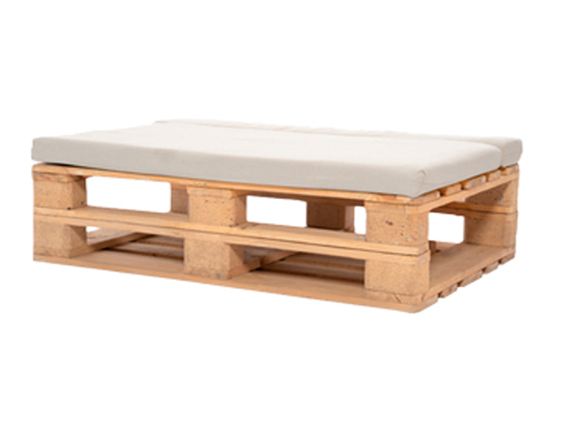 Банкетка из поддонов деревянная с белой подушкой