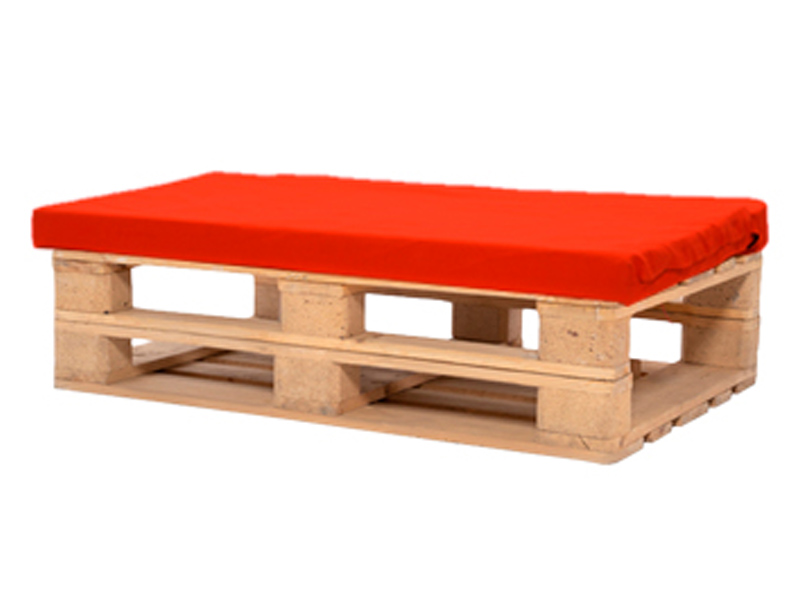 Банкетка из поддонов деревянная с красной подушкой