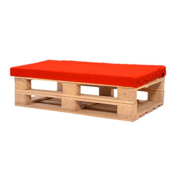 Банкетка из поддонов деревянная с красной подушкой