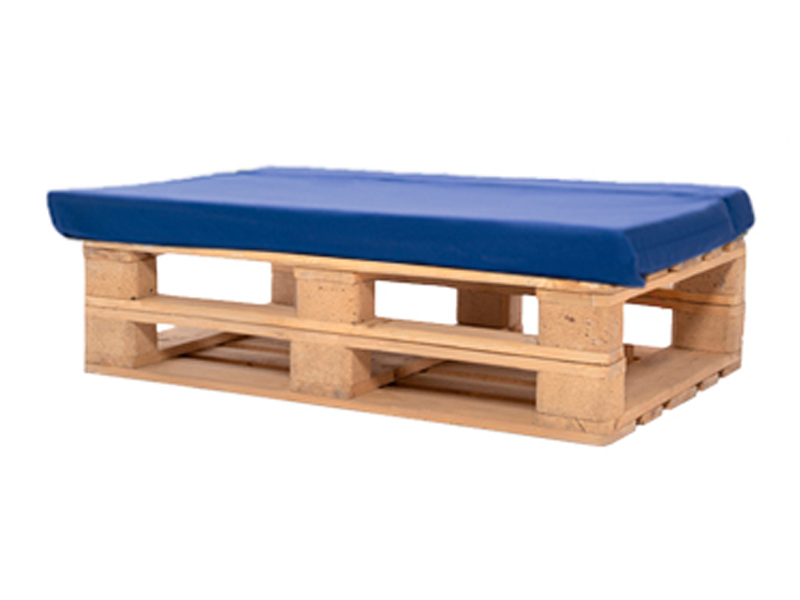 Банкетка из поддонов деревянная с синей подушкой