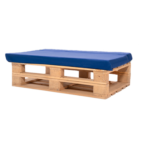 Банкетка из поддонов деревянная с синей подушкой