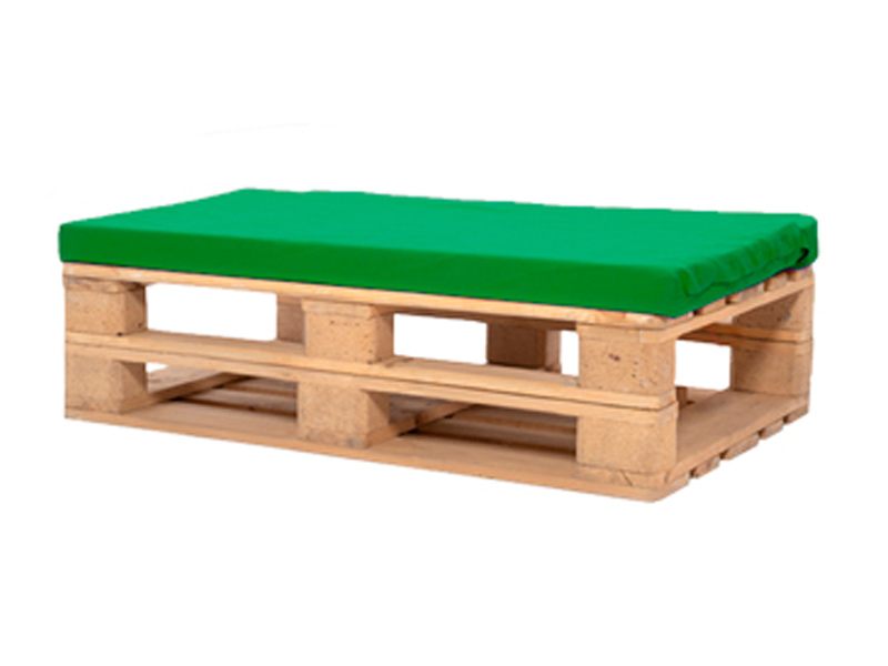 Банкетка из поддонов деревянная с зеленой подушкой