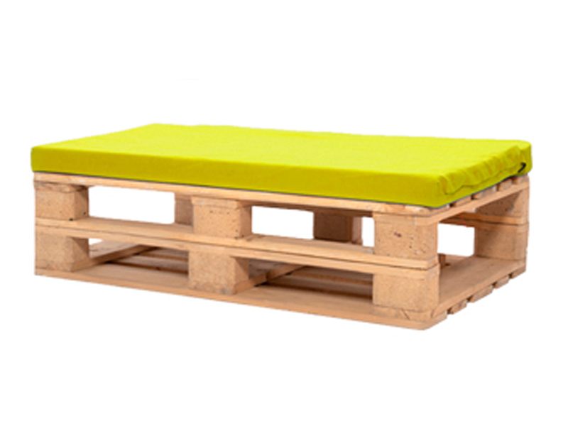 Банкетка из поддонов деревянная с желтой подушкой