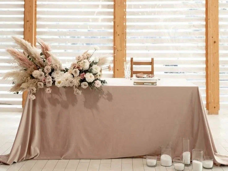 Бархатная прямоугольная скатерть Капучино