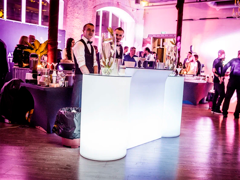 Барная стойка с коктейльными столами