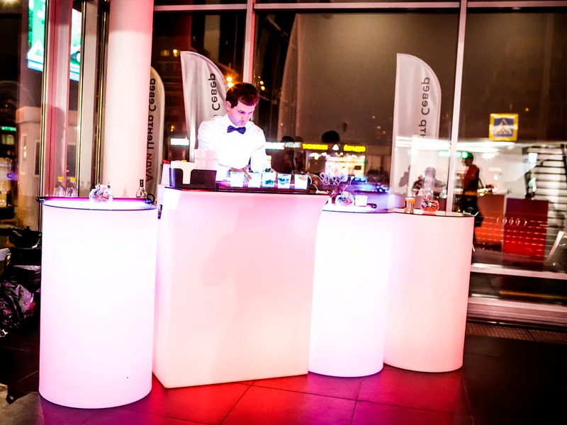 Барная стойка с коктейльными столами