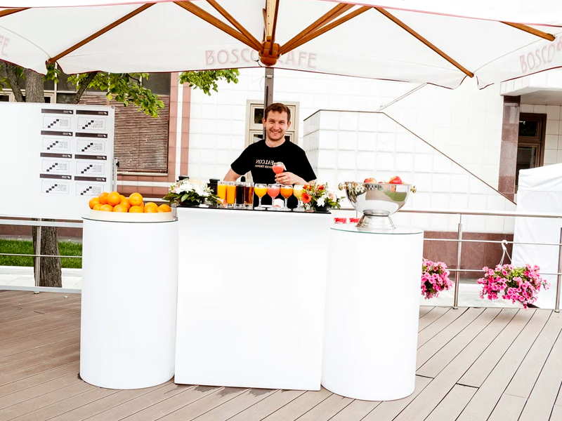 Барная стойка с коктейльными столами