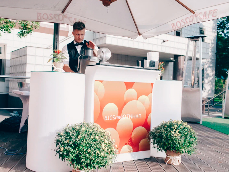 Барная стойка с коктейльными столами