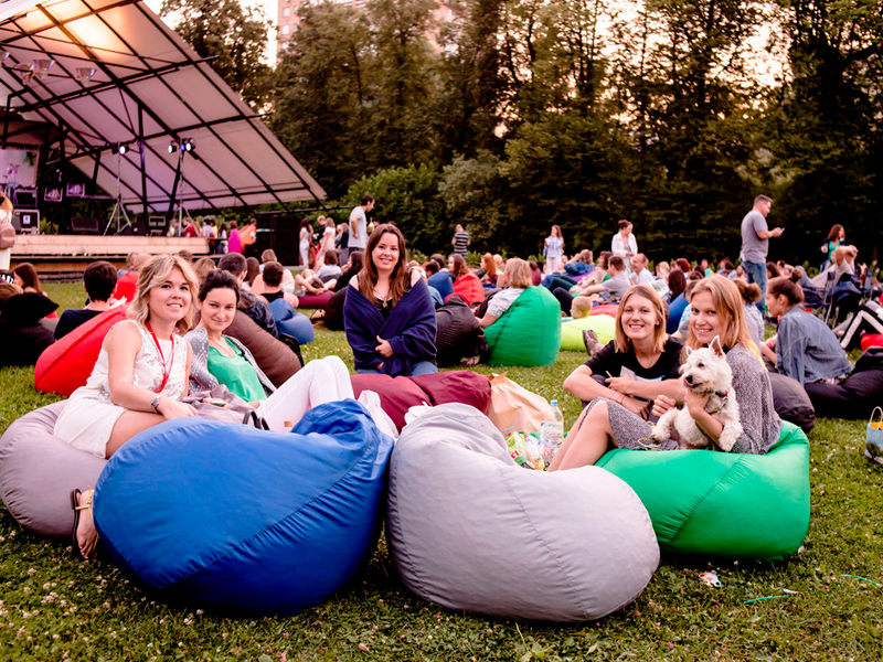 Белый пуфик