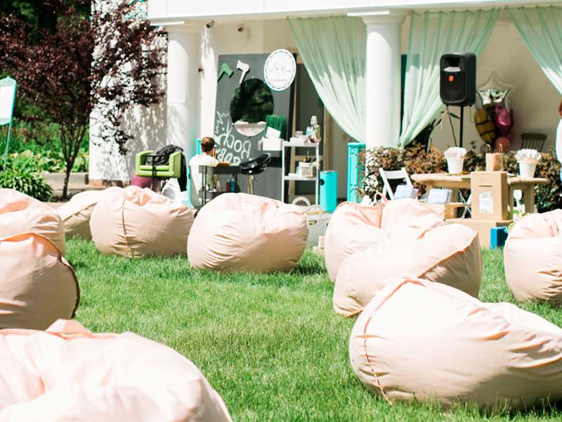 Белый пуфик