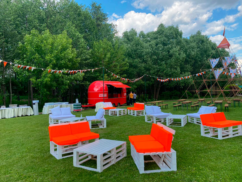 Диван из паллет двухместный белый с оранжевой подушкой