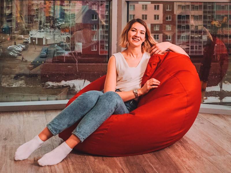 Бордовый пуфик