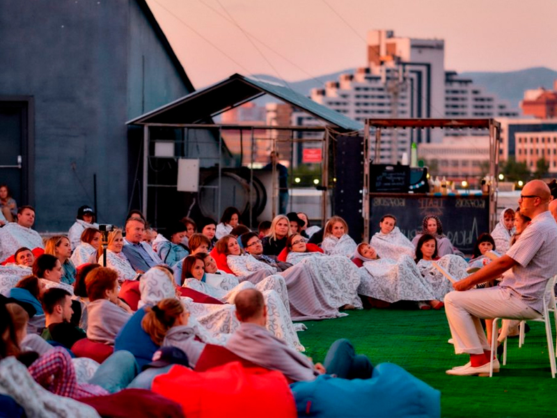 Бордовый пуфик