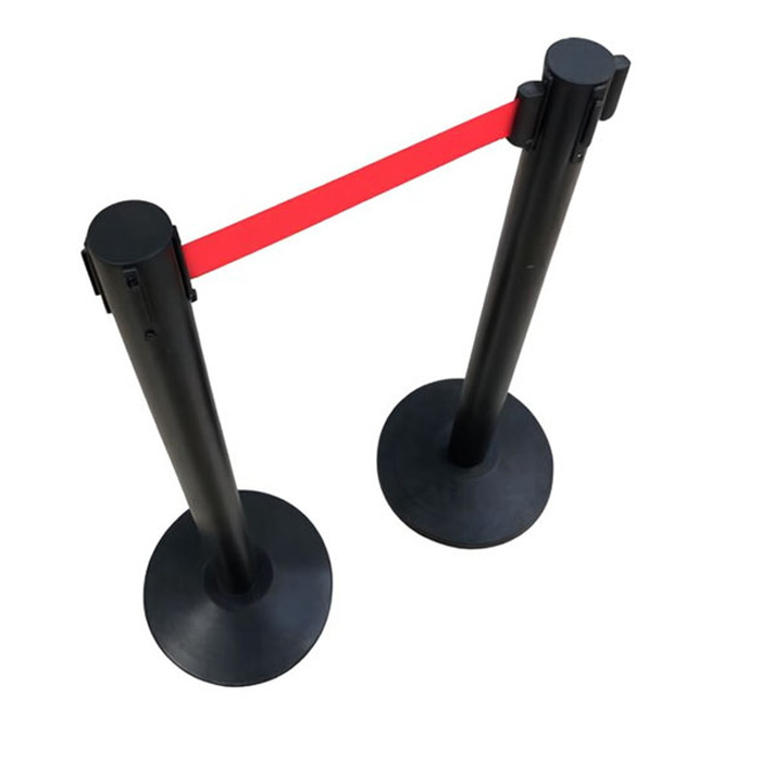 Черные столбики с вытяжной лентой