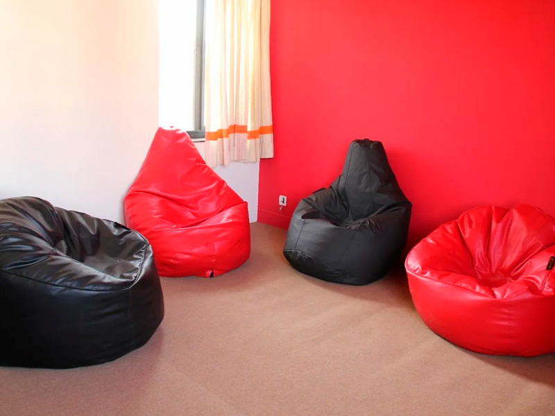 Чёрный пуфик