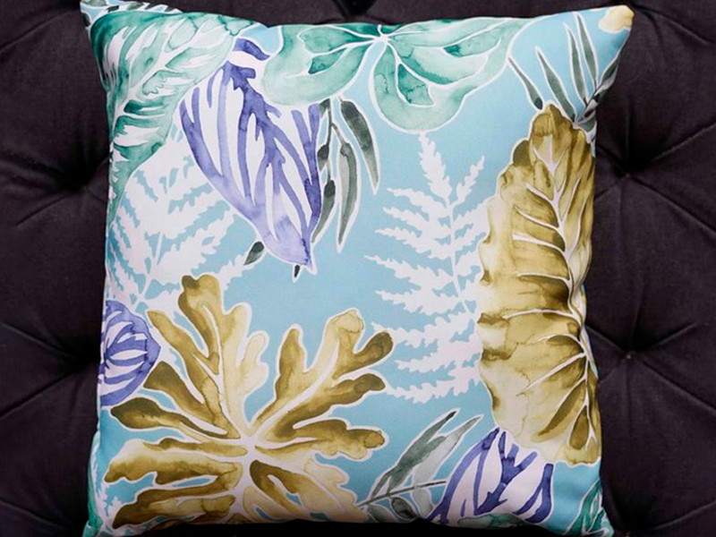 Декоративная подушка с акварельным принтом листьев