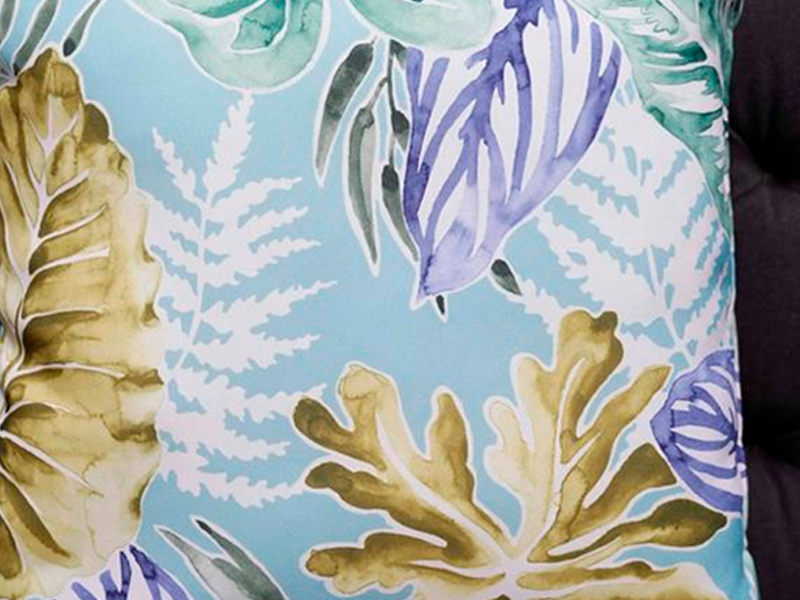 Декоративная подушка с акварельным принтом листьев