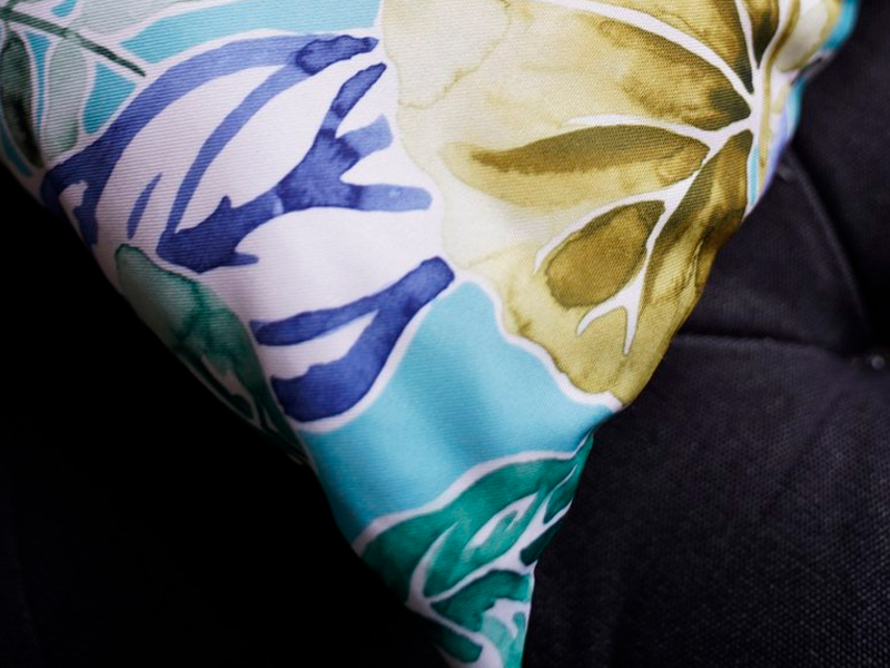 Декоративная подушка с акварельным принтом листьев