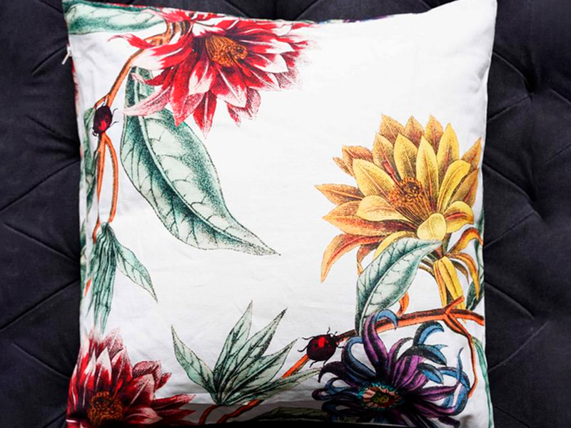 Декоративная подушка с цветочным принтом