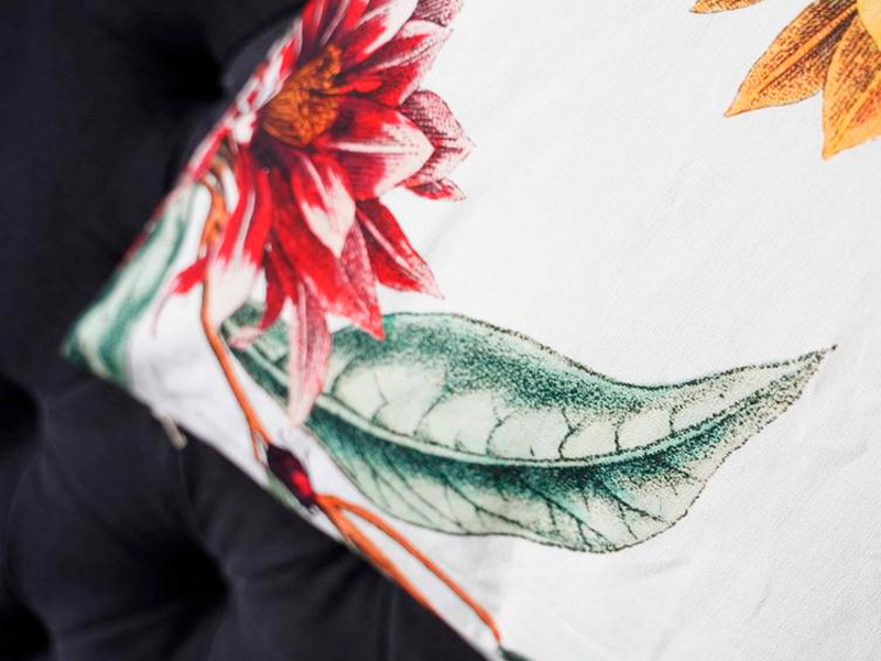 Декоративная подушка с цветочным принтом