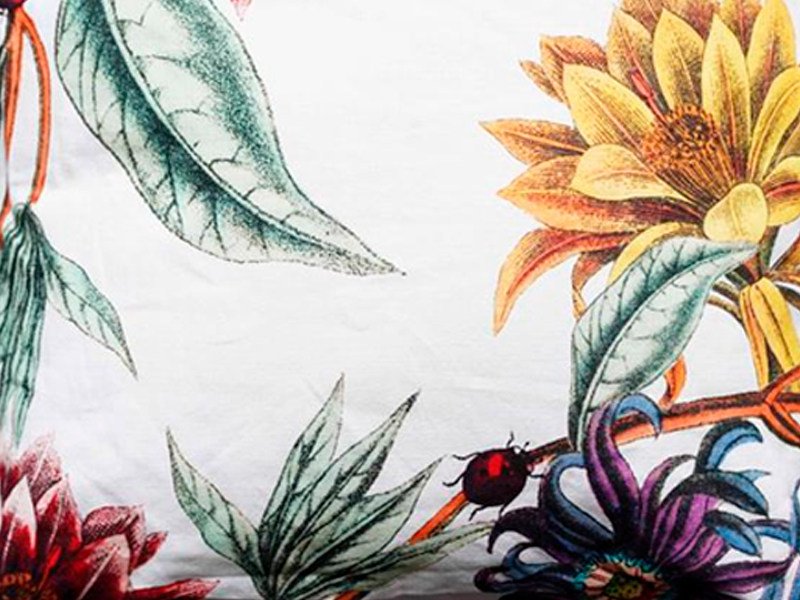 Декоративная подушка с цветочным принтом