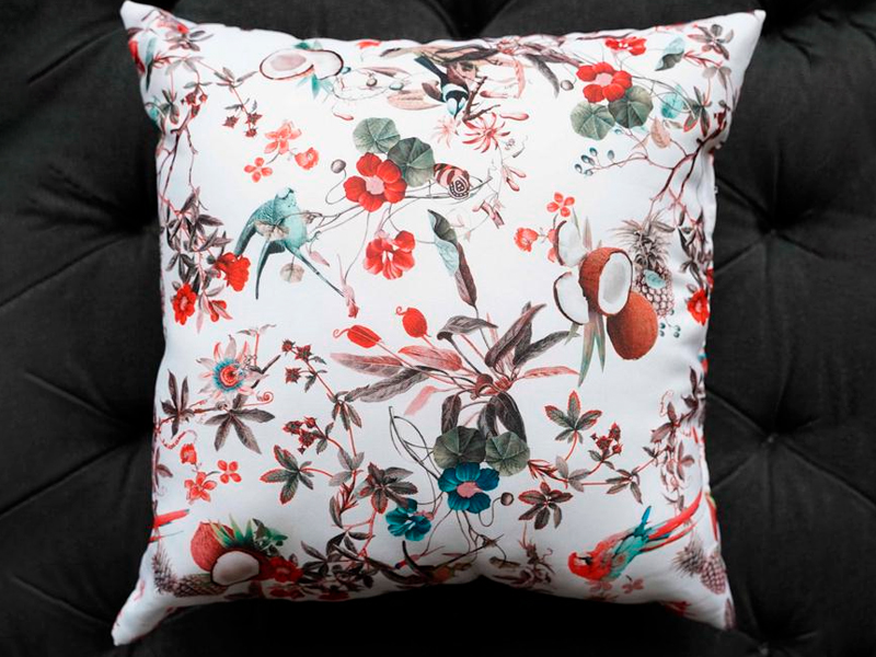Декоративная подушка с фантазийным принтом