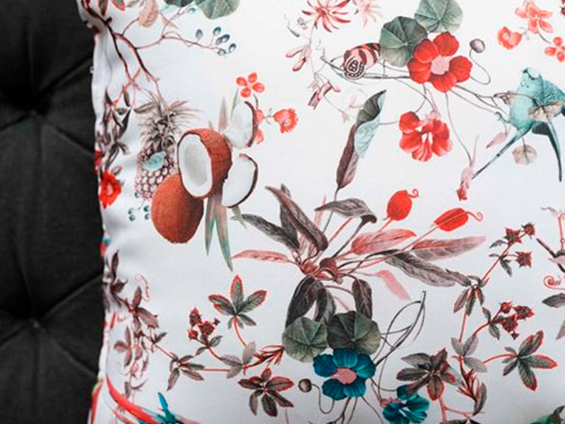 Декоративная подушка с фантазийным принтом