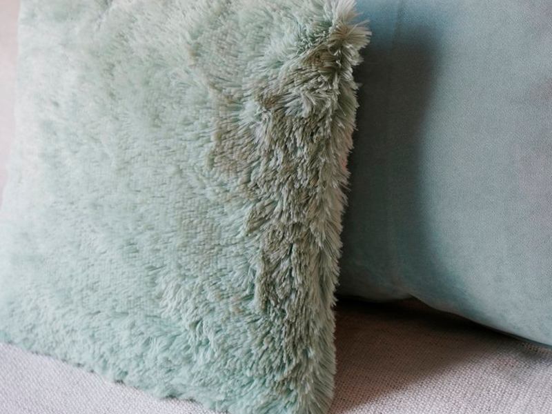 Декоративная подушка с мягким ворсом