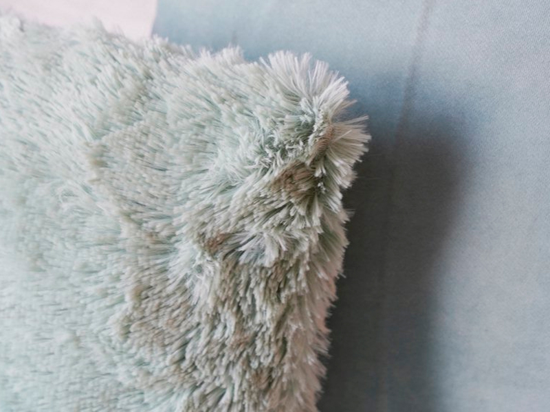 Декоративная подушка с мягким ворсом