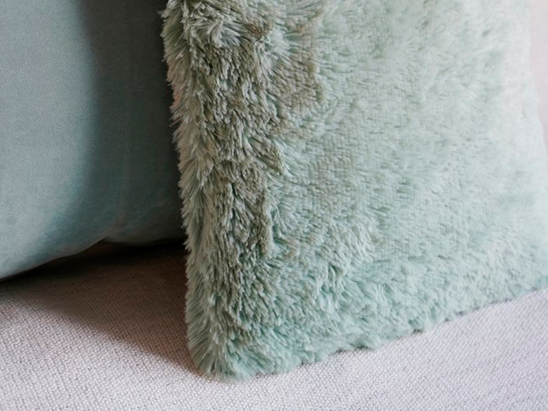 Декоративная подушка с мягким ворсом