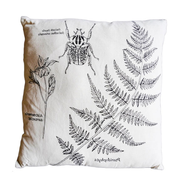 Декоративная подушка с насекомыми