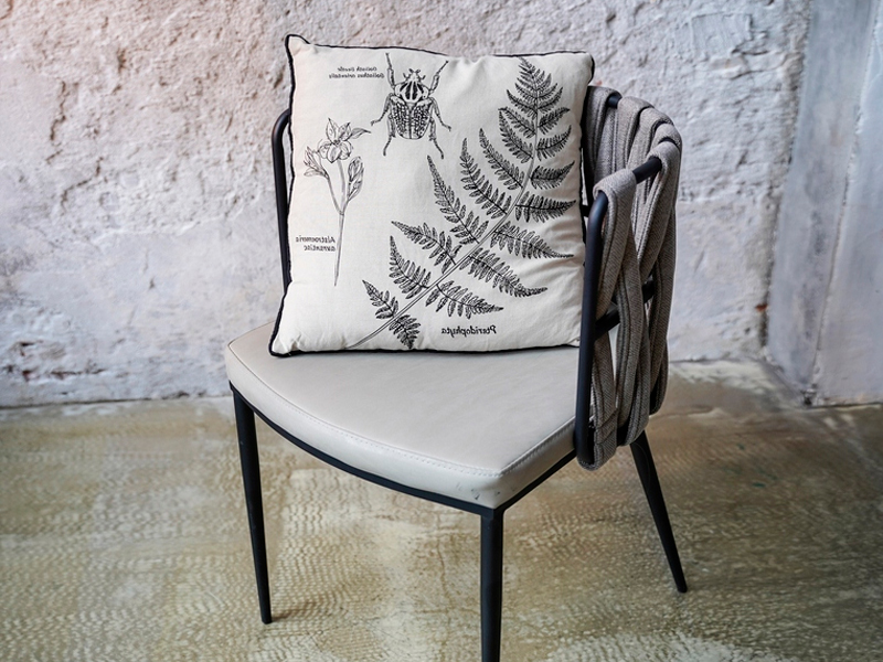 Декоративная подушка с насекомыми