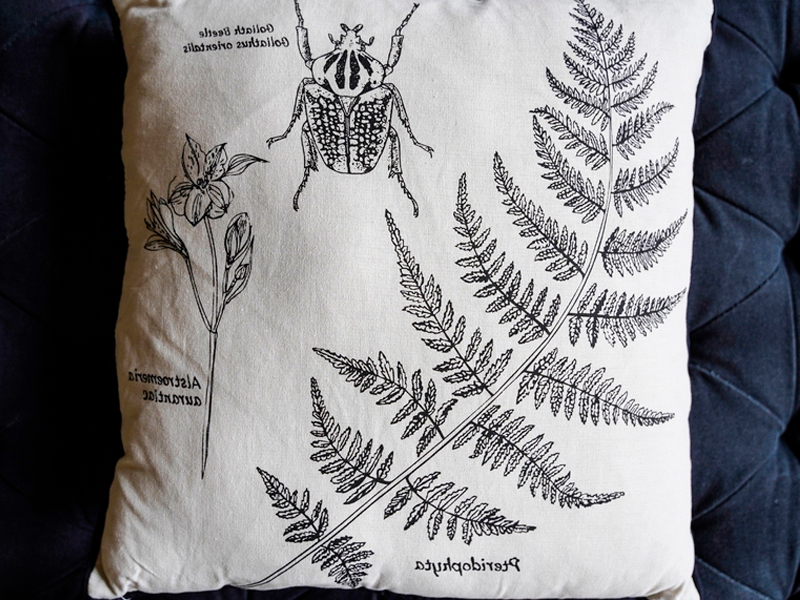 Декоративная подушка с насекомыми