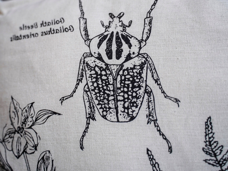 Декоративная подушка с насекомыми